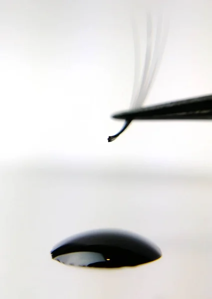 Hacim Kümesi Vantilatörlerinin Yapıştırıcı Batırma Uygulaması Yapay Kirpik Uzatma Rehberi — Stok fotoğraf
