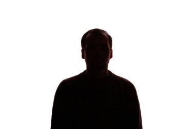 Genç, tıraşsız iş adamı iş kıyafetleri silueti beyaz arka planda izole edilmiş.