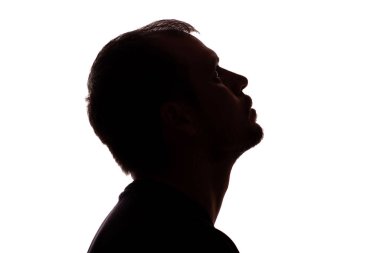 Düşünceli genç, tıraşsız adam, iş adamı, iş elbiseleri, siluet beyaz arka planda izole edilmiş.