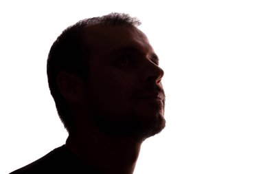 Genç, tıraşsız iş adamı iş kıyafetleri silueti beyaz arka planda izole edilmiş.