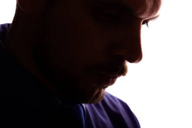 Üzgün adam, traşsız genç iş adamı, beyaz arka plandaki iş kıyafetleri silueti...
