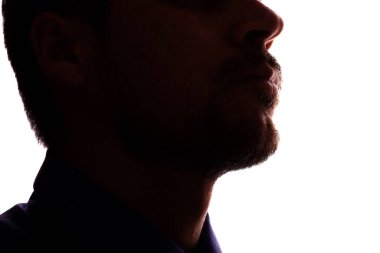 Düşünceli genç, tıraşsız adam, iş adamı, iş elbiseleri, siluet beyaz arka planda izole edilmiş.
