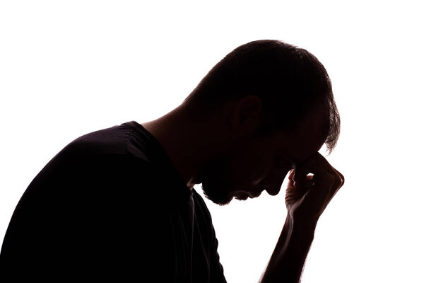 Грустный человек молодой небритый бизнесмен силуэт деловой одежды - на белом фоне изолировать