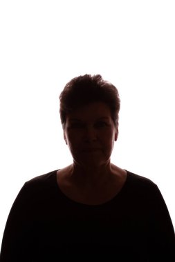 Yaşlı bir kadının koyu renk silueti, kıvırcık saçlı bir emekli - izole, beyaz arkaplan