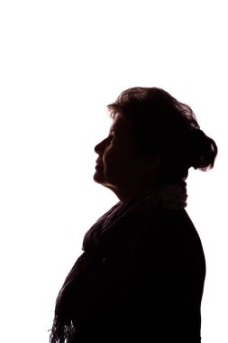 Yaşlı bir kadının koyu renk silueti, kıvırcık saçlı bir emekli - izole, beyaz arkaplan