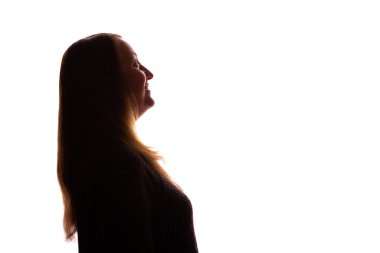 Uzun, dağınık saçlı, düşünceli ve yalvaran bir ifadeyle yukarı bakan genç bir kadının silüeti. Beyaz bir arka planda izole edilmiş. Görüntü, umut, tefekkür, kırılganlık ve sessiz istek duygularını iletir..