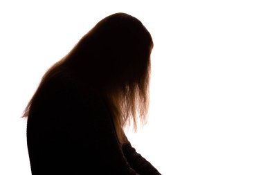 Uzun, gevşek saçlı, kafası derin bir üzüntü ve duygusal acıyla eğik yalnız oturan genç bir kadının koyu renk silüeti. Beyaz arka planda izole edilmiş. Görüntü, depresyon, yalnızlık ve zihinsel sağlık mücadelesini çağrıştırıyor..