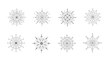 Kar taneleri koleksiyonu. Bir takım süsler ve çiçek desenleri. Zarif, narin siluetler. Siyah ve beyaz vektör beyaz üzerine izole edilmiş. Kış düzeni. Noel ve Yeni Yıl elementleri koleksiyonu.