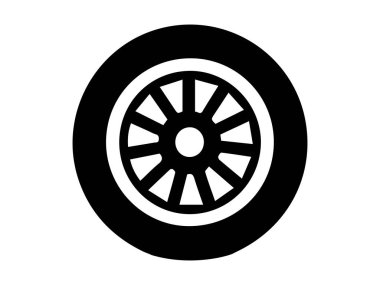 Alaşımlı tekerli siyah lastik beyaz arka planda izole edilmiş. Araba parçası kavramı, otomotiv bileşeni, alaşımlı tekerlek tasarımı, ulaşım detayı, silüet.