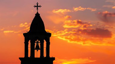 Siluetli Manastır Çan Kulesi Canlı Gün Batımına Karşı, Huzur Kavramı, Ruhsal Güzellik ve Zamansız Güzellik.