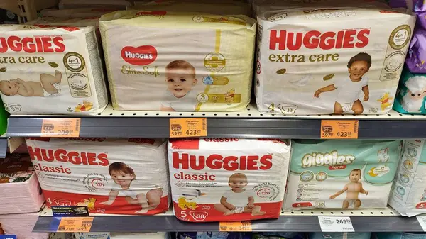 Dnipro, Ukrayna - 22 Mart 2025: Bebek bezi paketleri rafa dizilmiş, bebekler ve yeni yürümeye başlayanlar için farklı boyutlarda ve tiplerde, bebek bakım gereksinimleri