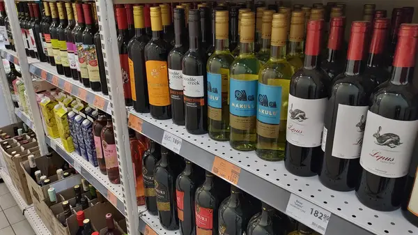 Dnipro, Ukrayna - 22 Mart 2025: Bir mağazada raflara dizilmiş çeşitli şarap şişeleri şarap severler için farklı marka ve çeşitleri vurguluyor