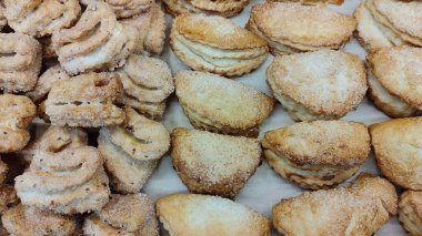 Şekerli ve çeşitli hamur işlerinin yakın çekimi. Tatlı hoşgörü konsepti, ev yapımı lezzetler, pastane yemekleri..