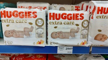 Dnipro, Ukrayna - 09 Nisan 2025: Bebek bezlerinin piyasada sergilenmesi bebek bakımını, hijyen ihtiyaçlarını, ebeveynlik ihtiyaçlarını, bebek ürünlerini, şımartıcıları kucaklamaları.