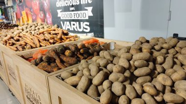 Dnipro, Ukrayna - 09 Nisan 2025: Market vitrininde taze kök sebzeler. Sağlıklı beslenme, doğal malzemeler ve mutfak ilhamı kavramı.