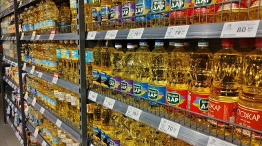 Dnipro, Ukrayna - 09 Nisan 2025: Süpermarket raflarında sıralanmış çeşitli yemek yağları. Market alışverişi konsepti, mutfak malzemeleri, mutfak malzemeleri.