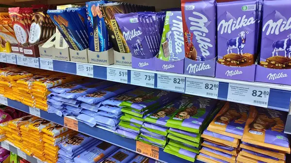 Dnipro, Ukrayna - 09 Nisan 2025: Markette renkli çikolata çeşitleri. Hoşgörü konsepti, tatlı ikramlar, çikolata severler..