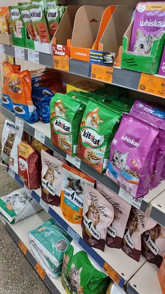 Dnipro, Ukrayna - 09 Nisan 2025: Süpermarket raflarında çeşitli evcil hayvan gıda markaları. Çeşitlilik konsepti, hayvan bakımı, alışveriş kolaylığı. Dikey.