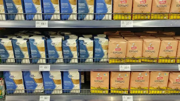 Dnipro, Ukrayna - 09 Nisan 2025: Süpermarket raflarında çeşitli un paketleri sergilenmektedir. Market alışverişi konsepti, temel fırın malzemeleri, ürün çeşitliliği.