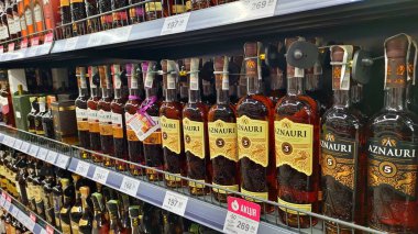 Dnipro, Ukrayna - 09 Nisan 2025: Depo raflarında geniş bir içki ve viski şişesi seçimi. Alışveriş konsepti, içki çeşidi, içecek seçimi, alkol.