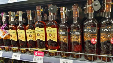 Dnipro, Ukrayna - 09 Nisan 2025: Güvenlik etiketli çeşitli viski şişeleri mağaza raflarında sergilenmektedir. içecek seçimi, alkol alımı, perakende alışveriş, alkol.