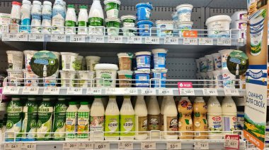 Dnipro, Ukrayna - 09 Nisan 2025: Market rafında çeşitli süt ürünleri. Yiyecek alışverişi konsepti, mandıra çeşitliliği, süpermarket seçenekleri.