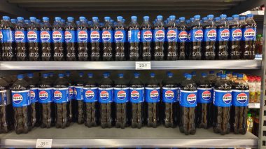Dnipro, Ukrayna - 09 Nisan 2025: Süpermarket raflarında pepsi şişeleri. İçecek alışverişi, perakende satış, marka tanıma.