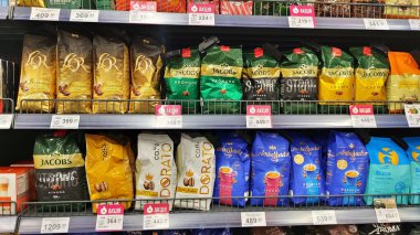 Dnipro, Ukrayna - 09 Nisan 2025: Süpermarket raflarında çeşitli kahve poşetleri sergilenmektedir. Aroma, rahatlık ve küresel kahve kültürü kavramı.