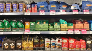 Dnipro, Ukrayna - 09 Nisan 2025: Süpermarket rafında renkli kahve seçimi: içecek çeşitliliği kavramı, sabah rutinleri, küresel markalar.