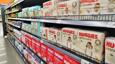 Dnipro, Ukrayna - 09 Nisan 2025: Bebek bezleriyle dolu süpermarket koridoru. Ebeveynlik kavramı, bebek bakımı gereksinimleri, bebek alışverişi, şımartma.