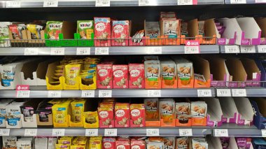 Dnipro, Ukrayna - 09 Nisan 2025: Mağaza raflarında çeşitli evcil hayvan yiyecek paketleri. Evcil hayvan beslenme, alışveriş seçenekleri, perakende ekran.