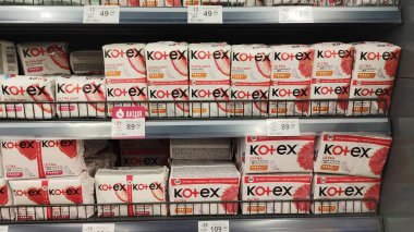 Dnipro, Ukrayna - 09 Nisan 2025: Süpermarket raflarında çeşitli kotex kadın hijyen ürünleri. Kadın sağlığı kavramı, günlük ihtiyaçlar, alışveriş kolaylığı.