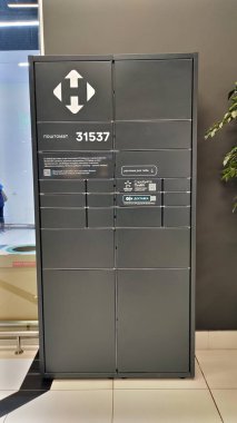 Dnipro, Ukrayna - 09 Nisan 2025: Nova Poshta paket dolabı. İrtibatsız nakliye, çevrimiçi sipariş alma, ticaret lojistiği, akıllı şehir altyapısı kavramı. Dikey.