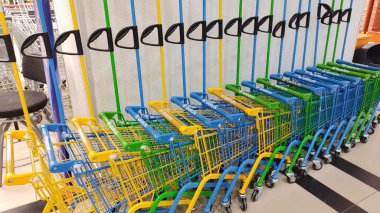 Dnipro, Ukrayna - 09 Nisan 2025: Süpermarket koridorlarında renkli alışveriş arabaları. Tüketici kültürü konsepti, perakende verimliliği, organize alışveriş deneyimi.