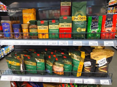 Dnipro, Ukrayna - 26 Nisan 2025 - Jacobs ve Carte Noire markaları da dahil olmak üzere süpermarket raflarında çeşitli zemin ve hazır kahve paketleri. içecek alışverişi, kafein ürünleri, yiyecek perakendecisi.