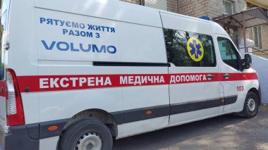 Dnipro, Ukrayna - 26 Nisan 2025 Ukrayna acil servis ambulansı. Acil sağlık tepkisi, tıbbi yardım ve şehir çevresi kavramı.