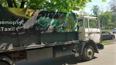 Dnipro, Ukrayna - 26 Nisan 2025 - kamu su otomatlarını doldurmak için servis kamyonu. Şehir bakımı, hidrasyon hizmetleri, kamu altyapısı, şehir aracı.