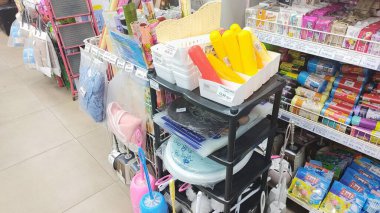 Dnipro, Ukrayna - 26 Nisan 2025 - bir mağaza koridorunda çeşitli renkli ev eşyaları. Alışveriş konsepti, ev esasları, perakende keşifleri.