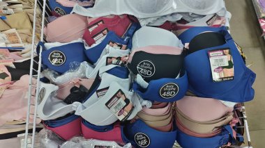 Dnipro, Ukrayna - 26 Nisan 2025 - mağazada çeşitli boylarda ve renkte kadın sütyenleri sergilenmektedir. Uygun fiyatlı moda konsepti, iç çamaşırı seçenekleri, perakende alışveriş deneyimi.