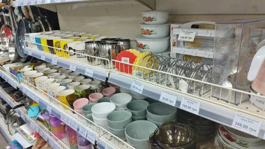 Dnipro, Ukrayna - 26 Nisan 2025 - raflarda çeşitli mutfak gereçleri ve aletleri sergilenmektedir. Ev gereçleri, mutfak organizasyonu, perakende satış.