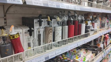 Dnipro, Ukrayna - 26 Nisan 2025 - Süpermarket raflarında sergilenen cam ve metal dizaynlarda yağ ve sirke dağıtıcıları. Mutfak aksesuarları, yemek malzemeleri, ev organizasyonu..