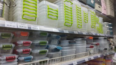 Dnipro, Ukrayna - 26 Nisan 2025 - Mutfak organizasyonu ve gıda deposu için raflarda istiflenebilir plastik konteynırlar çeşitliliği. etkin ev organizasyonu, depolama çözümleri.