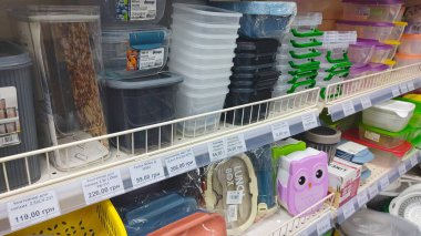 Dnipro, Ukrayna - 26 Nisan 2025 - ev eşyaları mağazasında renkli plastik konteynırlar. Organizasyon konsepti, mutfak malzemeleri, yer tasarrufu çözümleri..