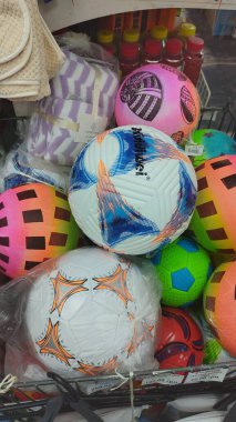 Dnipro, Ukrayna - 26 Nisan 2025 - renkli spor topları sergileniyor. Eğlence konsepti, spor malzemeleri alışverişi, eğlenceli yaşam tarzı seçimleri.