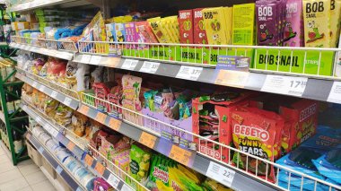 Dnipro, Ukrayna - 26 Nisan 2025 - raflarda çeşitli atıştırmalıklar ve tatlılar var. Alışveriş seçenekleri, atıştırmalık şeytana uyma, bakkal koridorunda tatlı aşermeler..