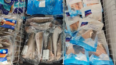 Dnipro, Ukrayna - 26 Nisan 2025 - Süpermarket dondurucusunda taze donmuş balık ürünleri. Mevcut deniz ürünleri konsepti, modern gıda deposu, sürdürülebilir alışveriş.
