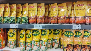 Dnipro, Ukrayna - 26 Nisan 2025 - Süpermarket rafında çeşitli yağ içerikli mayonez torbalarını kapatın. Market alışverişi, soslar, çeşni seçimi, yemek.