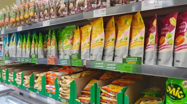 Dnipro, Ukrayna - 26 Nisan 2025 - Süpermarket raflarında sergilenen renkli keselerde yeni çeşit mayonez ve kremalı soslar. Market alışverişi, yemek sosu kavramı.