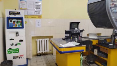 Dnipro, Ukrayna - 26 Nisan 2025 - self-servis ödeme büfesi ve bakkal kasası. Modern perakende teknoloji konsepti, kolaylık ve self-servis alışveriş deneyimi.