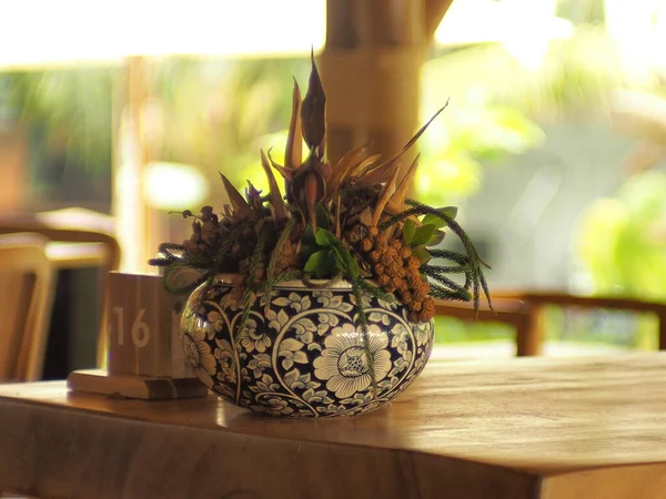 Çiçek vazoları ev dekorasyonları ve genel restoranlardır..